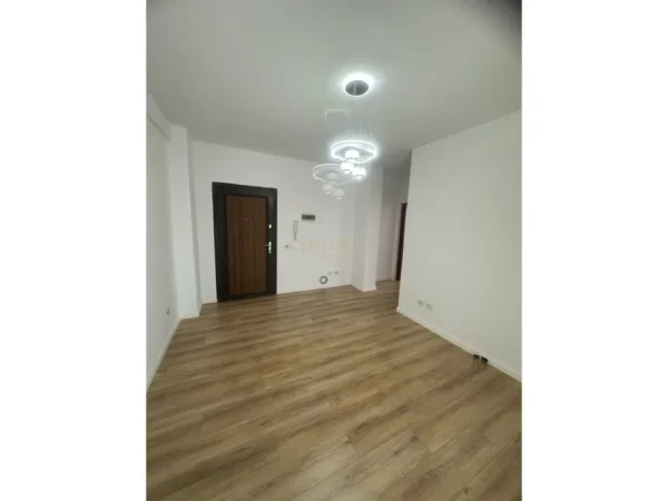 Tirane, shitet apartament 1+1 Kati 5, 55 m² 85.000 € (Kombinat-Fabrika e Qelqit)