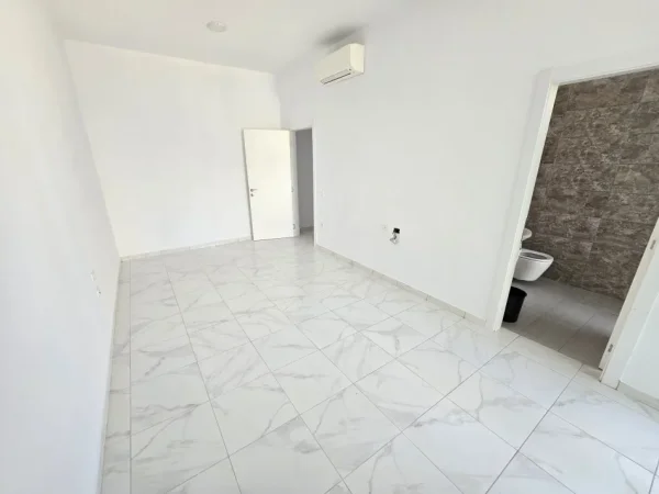Tirane, jepet me qera ambjent biznesi Kati 2, 111 m² 1.000 € (pas Square 21, tek Nisheraku.)