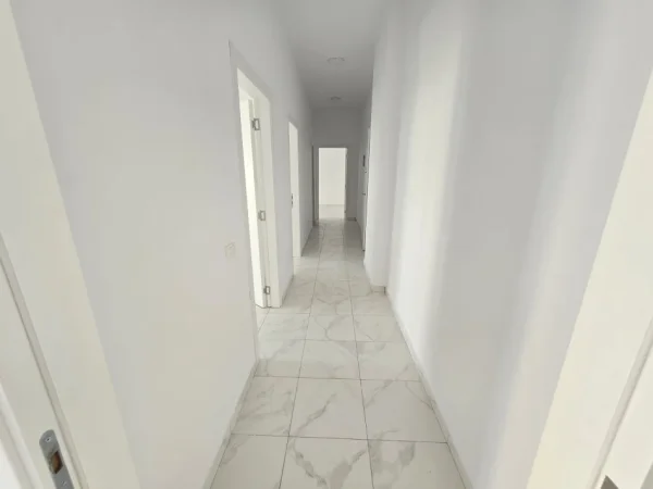 Tirane, jepet me qera ambjent biznesi Kati 2, 111 m² 1.000 € (pas Square 21, tek Nisheraku.)