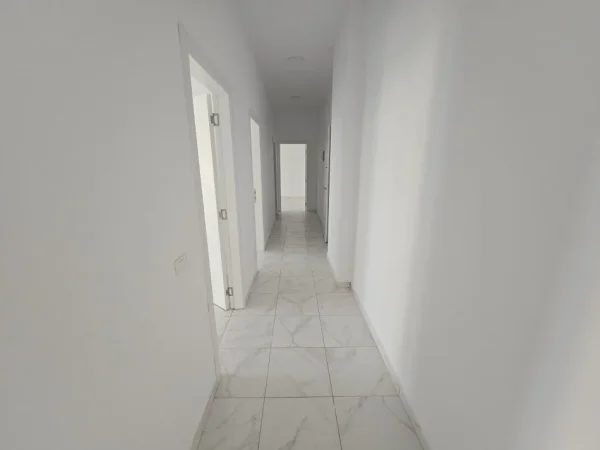 Tirane, jepet me qera ambjent biznesi Kati 2, 111 m² 1.000 € (pas Square 21, tek Nisheraku.)