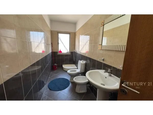 Tirane, jepet me qera apartament 2+1 , 100 m² 450 € 