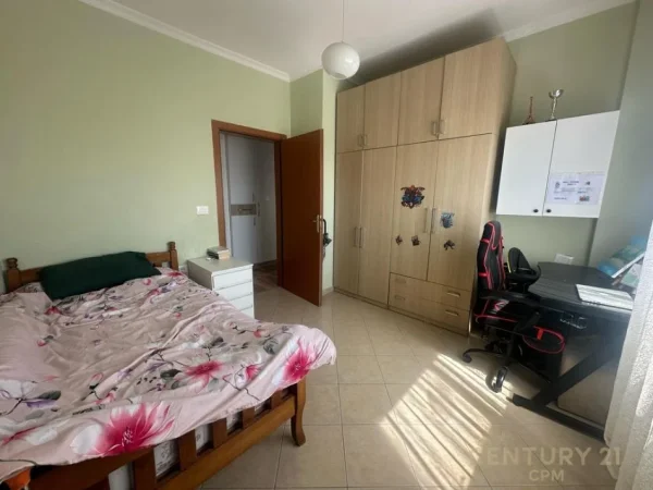 Tirane, jepet me qera 2+1 Kati 8, 109 m² 500 € 