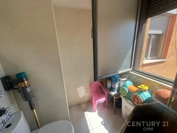 Tirane, jepet me qera 2+1 Kati 8, 109 m² 500 € 