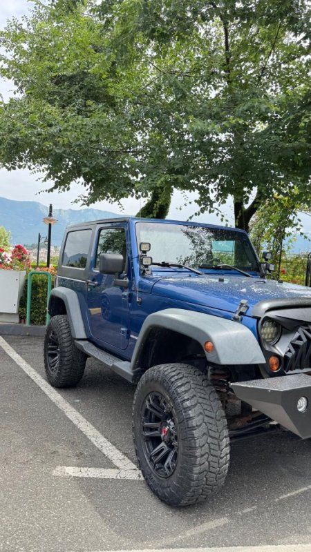 Gjirokaster, shes makine Jeep Benzin, blu automatik 15.000 €