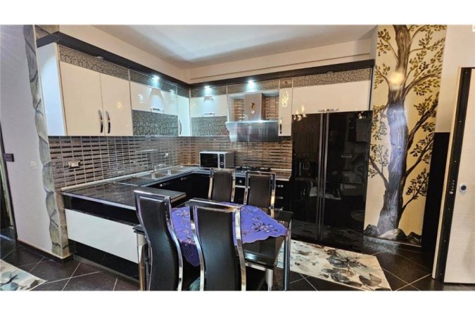 Tirane, jepet me qera apartament 3+1+Ballkon Kati 2, 120 m² 650 €