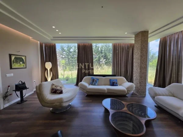 Tirane, jepet me qera apartament 3 Katshe , 1.270 m² 900 € 