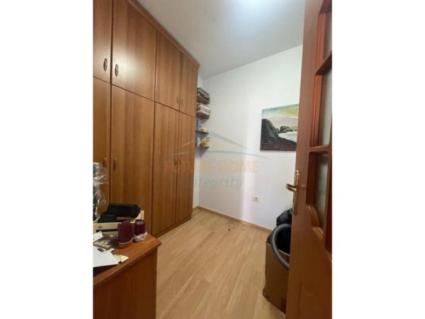Tirane, jepet me qera apartament 1+1 Kati 5, 115 m² 650 € (Xhamia e Tabakëve, Tiranë)