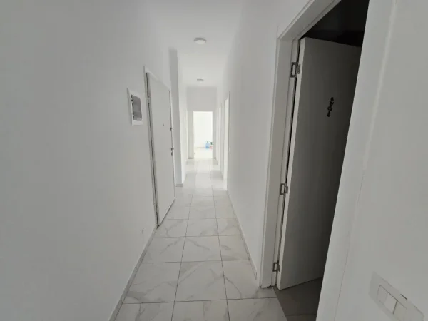 Tirane, jepet me qera zyre Kati 2, 110 m² 1.000 € (NSHRAKU)