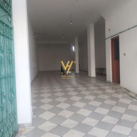 Tirane, jepet me qera magazine Kati 0, 100 m² 450 € (SHKOZE)