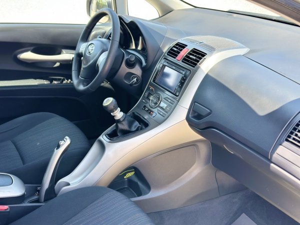 Durres, shitet makine TOYOTA AURIS Nafte, gri metalizato manuale Klima