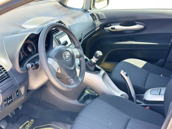 Durres, shitet makine TOYOTA AURIS Nafte, gri metalizato manuale Klima