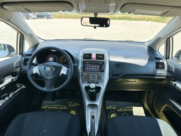 Durres, shitet makine TOYOTA AURIS Nafte, gri metalizato manuale Klima