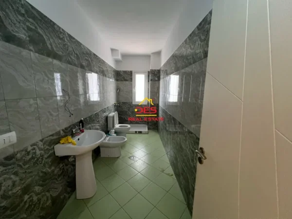 Vlore, shitet apartament 2+1+Ballkon Kati 4, 98 m² 117.600 € (Rruga Jeronim de Rada ,Vlorë)