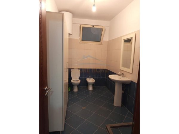 Tirane, jepet me qera apartament 2+1+2+Ballkon Kati 5, 125 m² 450 € (Unaza e Re, Bulevardi Migjeni)