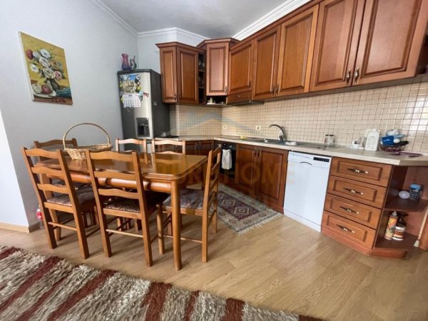 Tirane, jepet me qera apartament 3+1 Kati 5, 115 m² 650 € (Xhamia e Tabakeve)