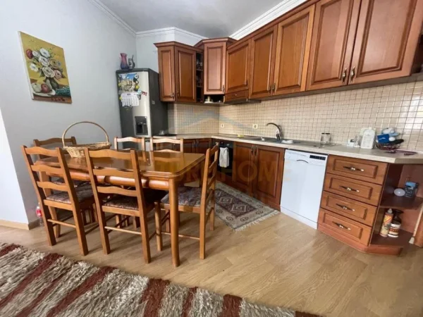 Tirane, jepet me qera apartament 3+1 Kati 5, 115 m² 650 € (Xhamia e Tabakeve)