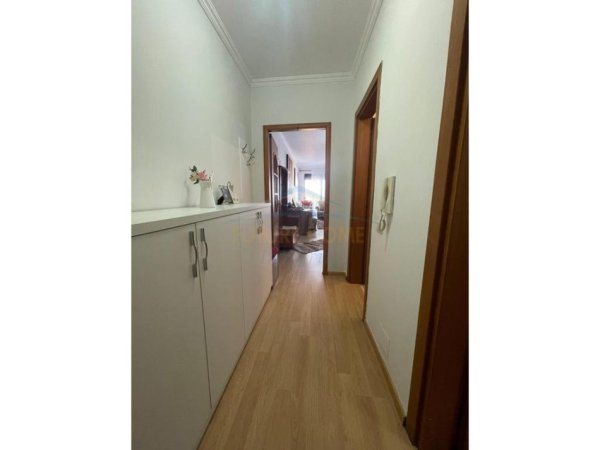 Tirane, jepet me qera apartament 3+1 Kati 5, 115 m² 650 € (Xhamia e Tabakeve)