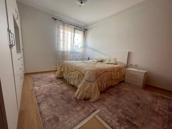Tirane, jepet me qera apartament 3+1 Kati 5, 115 m² 650 € (Xhamia e Tabakeve)