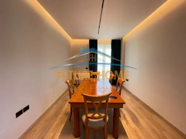Tirane, jepet me qera apartament 2+1 Kati 7, 101 m² 1.000 € (Kopshti Botanik)