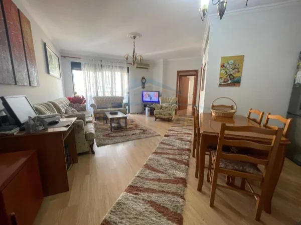 Tirane, jepet me qera apartament 3+1+Aneks+Ballkon Kati 5, 115 m² 650 € 