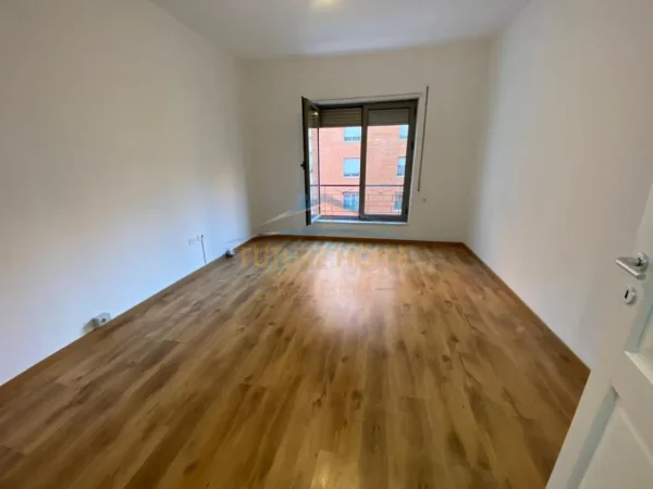 Tirane, jepet me qera apartament 2+1 Kati 2, 111 m² 800 € (Kompleksi Delijorgji)