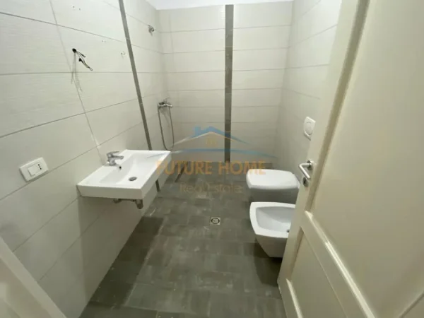 Tirane, jepet me qera apartament 2+1 Kati 2, 111 m² 800 € (Kompleksi Delijorgji)