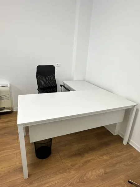 Tirane, shes Tavoline zyre Dromeas ne fome L me permasa 160*160 me cmim 300 €