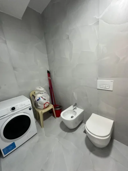 Tirane, jepet me qera apartament 1+1 Kati 4, 65 m² 400 € (ali demi)