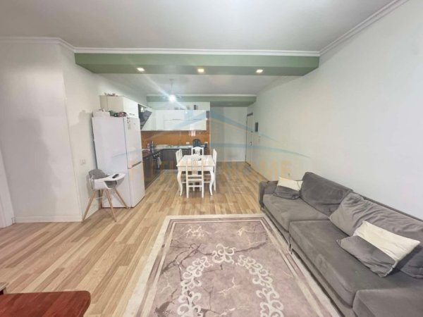 Tirane, jepet me qera apartament 2+1+Ballkon Kati 4, 116 m² 500 € (Unaza e Re)