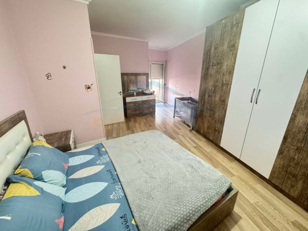 Tirane, jepet me qera apartament 2+1+Ballkon Kati 4, 116 m² 500 € (Unaza e Re)