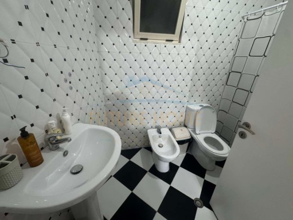 Tirane, jepet me qera apartament 2+1+Ballkon Kati 4, 116 m² 500 € (Unaza e Re)