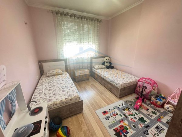 Tirane, jepet me qera apartament 2+1+Ballkon Kati 4, 116 m² 500 € (Unaza e Re)