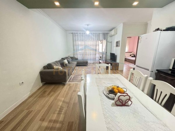 Tirane, jepet me qera apartament 2+1+Ballkon Kati 4, 116 m² 500 € (Unaza e Re)