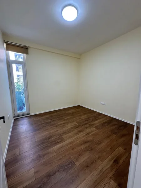 Tirane, jepet me qera zyre Kati 1, 100 m² 900 € (Kompleksi Kika 2)