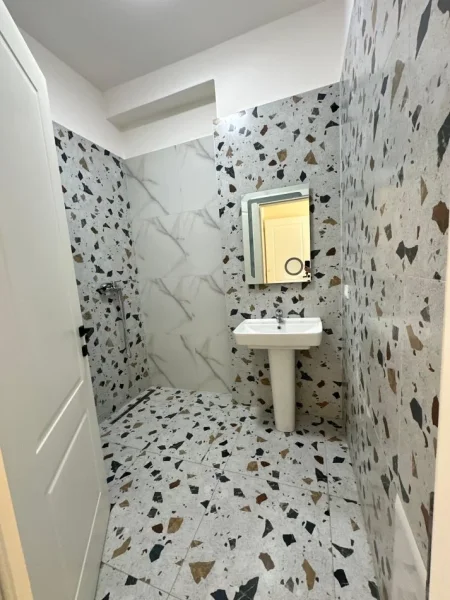 Tirane, jepet me qera zyre Kati 1, 100 m² 900 € (Kompleksi Kika 2)