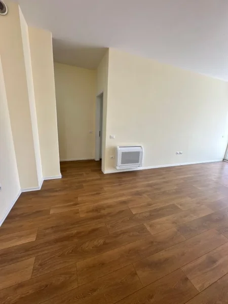 Tirane, jepet me qera zyre Kati 1, 100 m² 900 € (Kompleksi Kika 2)
