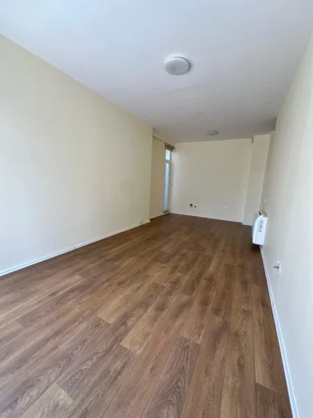Tirane, jepet me qera zyre Kati 1, 100 m² 900 € (Kompleksi Kika 2)
