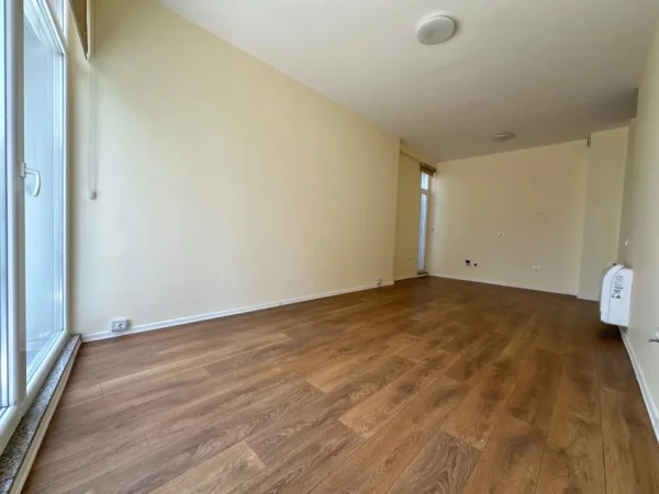 Tirane, jepet me qera zyre Kati 1, 100 m² 900 € (Kompleksi Kika 2)