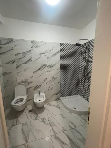 Tirane, jepet me qera apartament 2+1 Kati 3, 120 m² 600 € (kinostudio)