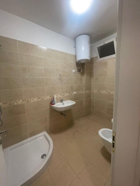 Tirane, jepet me qera apartament 2+1 Kati 3, 120 m² 600 € (kinostudio)