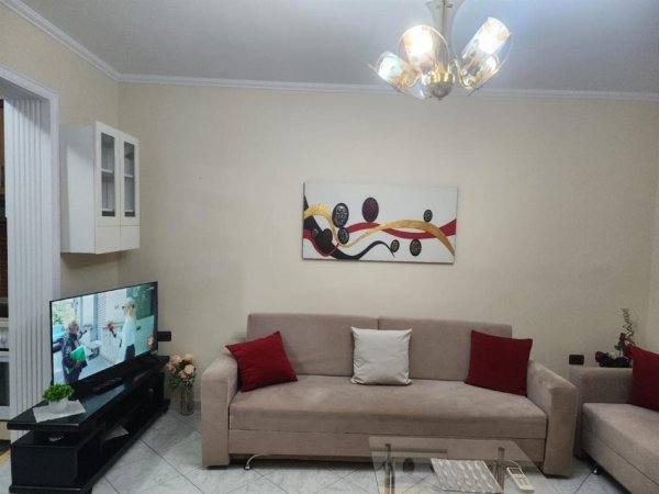 Tirane, jepet me qera apartament 1+1 Kati 4, 60 m² 400 € (ali dem)