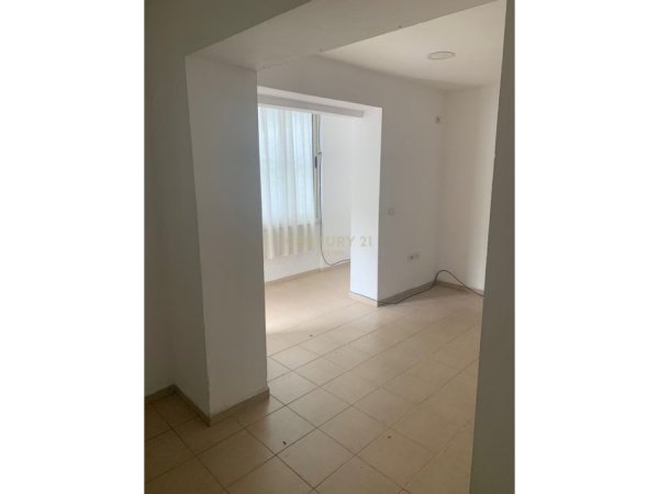 Tirane, jepet me qera zyre Kati 1, 60 m² 450 € (Komuna e Parisit)