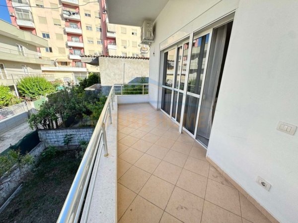 Tirane, jepet me qera shtepi 2 Katshe Kati 1, 100 m² 500 € (Prane rotondos)