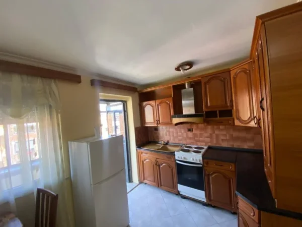 Tirane, jepet me qera apartament 2+1 Kati 5, 500 € (Mbrapa Restorant Durresit)