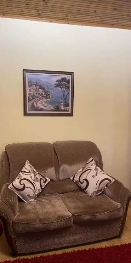 Fier, shes Set kolltuqe+1 divan kanape, jastiqe dhe tavoline 300 €.Te perdorura dhe ne kushte te mira.