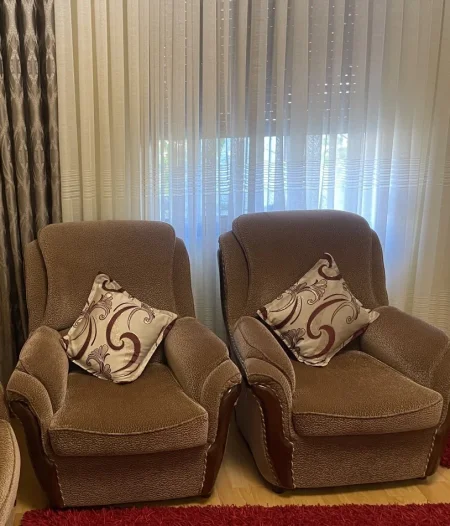 Fier, shes Set kolltuqe+1 divan kanape, jastiqe dhe tavoline 300 €.Te perdorura dhe ne kushte te mira.