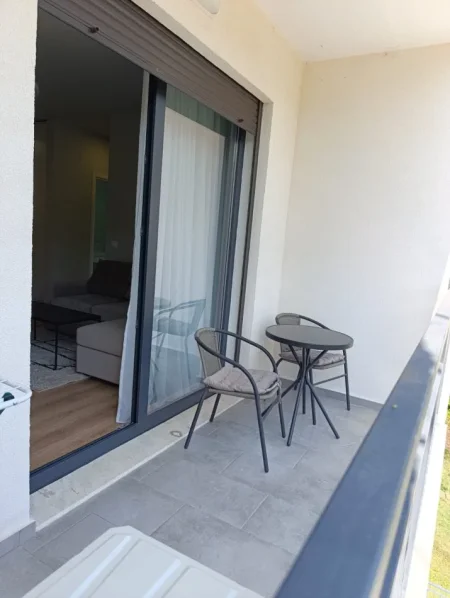 Tirane, jepet me qera apartament 2+1+Ballkon Kati 1, 102 m² 750 € (prane Parkut Botanik dhe residences Kodra e Diellit 1, ne çmim perfshihet edhe post parkimi)