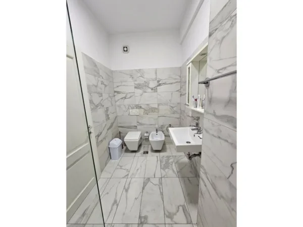 Tirane, jepet me qera apartament 3+1 Kati 9, 132 m² 1.200 € 