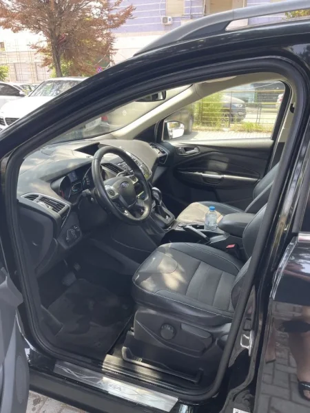 Tirane, shes makine Ford Nafte, e zeze automatik Kondicioner 192.000 km 8.500 €