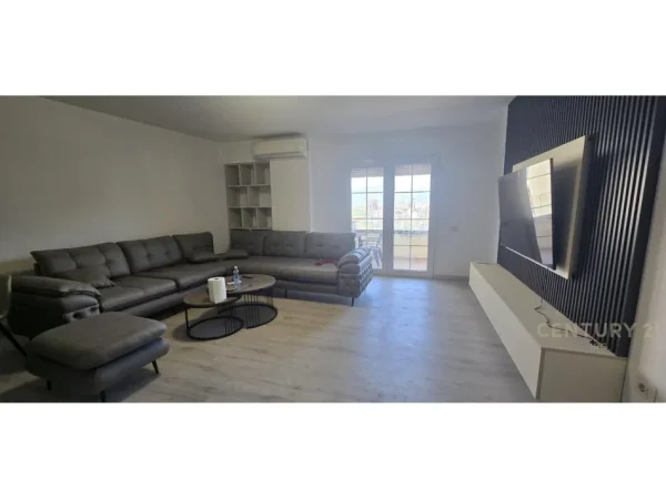 Tirane, jepet me qera 2+1 Kati 5, 130 m² 600 € 